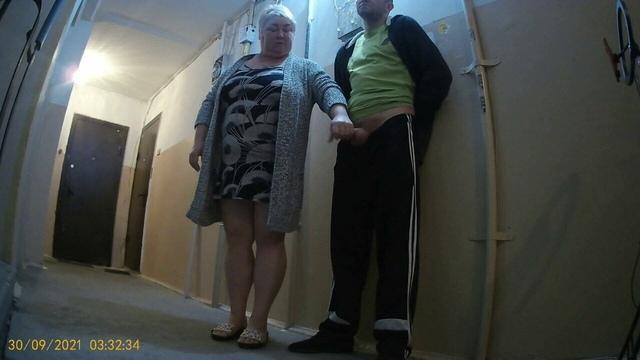 Жирная баба наврала мужу что идет выносить мусор, а сама отсосала соседу на площадке