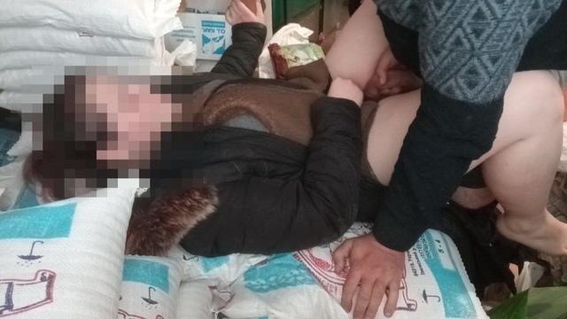 Трахнул соседа в сарае, пока жена не видит