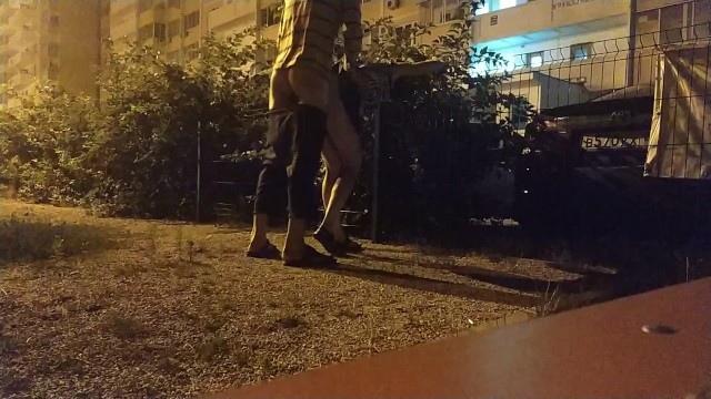 Трахается раком во дворе