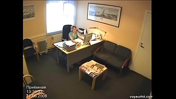 Ухажер шпилит на рабочем месте русскую секретаршу с небольшими титьками