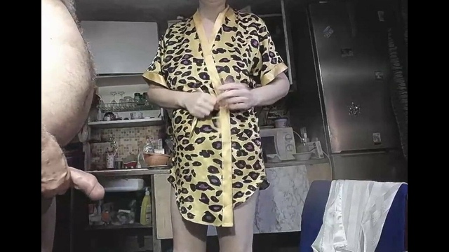 Зрелая развратница присосалась к елдаку очередного любовника