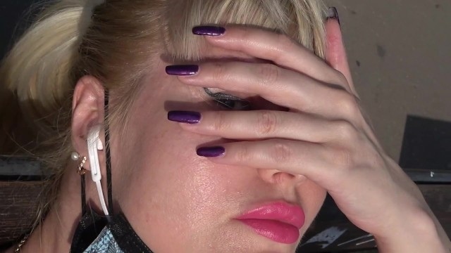 Женщина с накрашенными губками показывает голую щель возле водоема