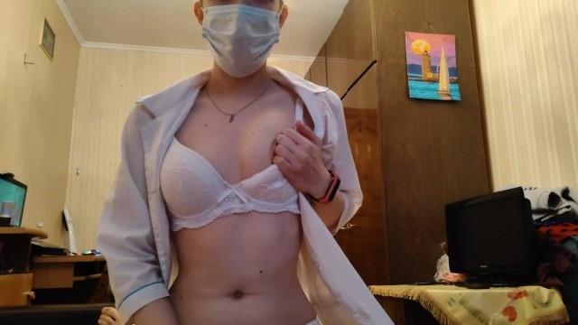 Молодая милашка в форме санитарки и с небольшими титьками скачет на приборе сожителя