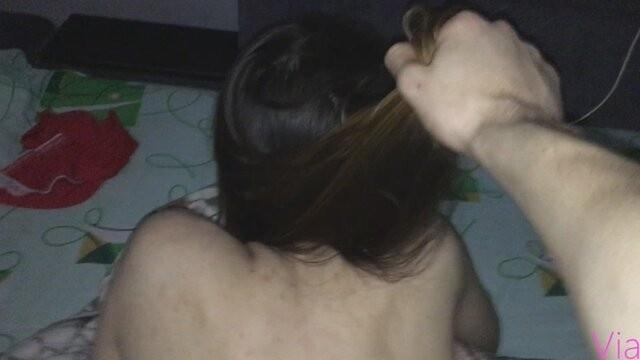 Волосатый парень имеет худую девицу, лежащую на животе