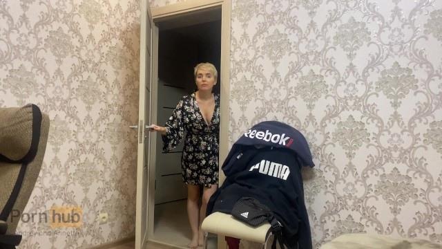 Грудастая мама с татуированной спиной совратила студента на анальный секс