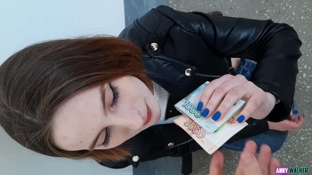 Красотка в косухе похвасталась сиськами и отсосала незнакомцу