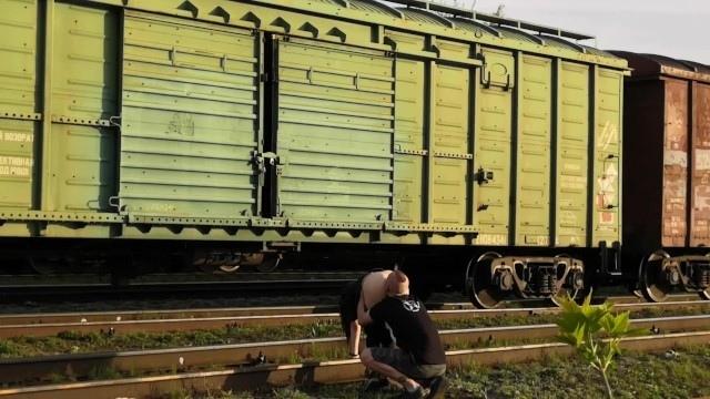 Мы любим лизать задницы на улице