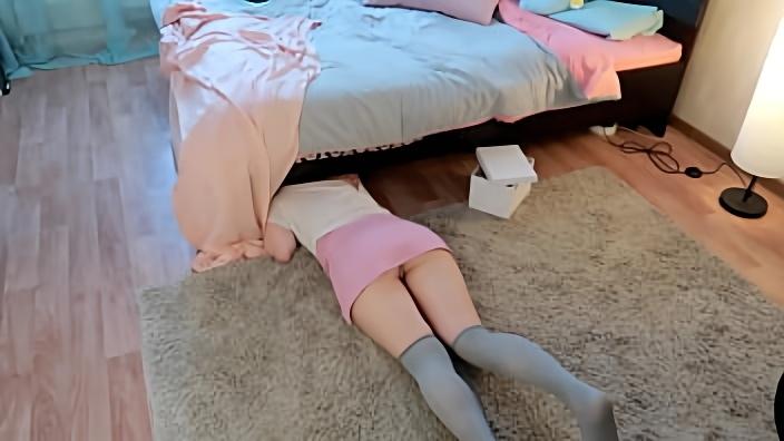 Подружка ищет летнюю обувь под кроватью, а я жарю ее в очко