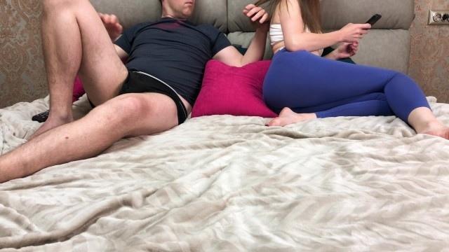 Мужик хотел незаметно подрочить на подружку, но она увидела и предложила потрахаться