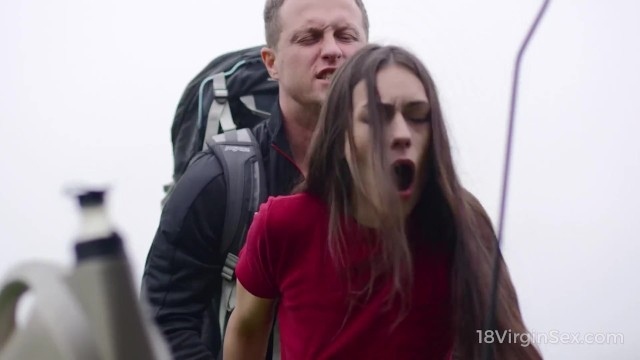 Парень с рюкзаком дает на клык и шпилит на свежем воздухе русскую шатенку 19ти лет в красной футболке