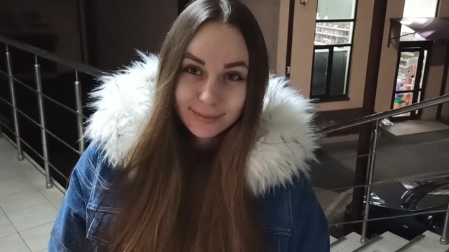 Родители парня были дома и длинноволосая девушка отсосала ему на лестничной площадке в падике