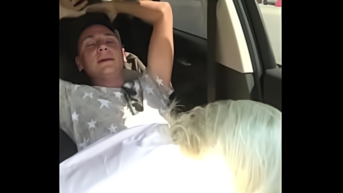 Русские любовники трахаются в машине на оживленной трассе