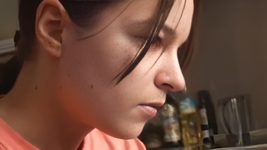 Россиянка в персиковой кофточке играет на приставке, а парень щупает ее за грудь