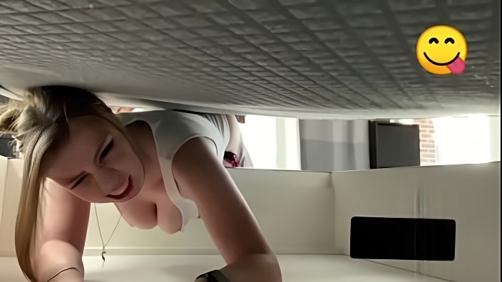 Застрявшей под диваном красотке Ане пришлось дать в очко похотливому соседу