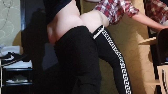 Сосед так страстно трахал меня, что стоны наверняка слышала его жена