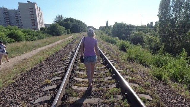 Гуляем с подругой по железной дороге и занимаемся оральным сексом