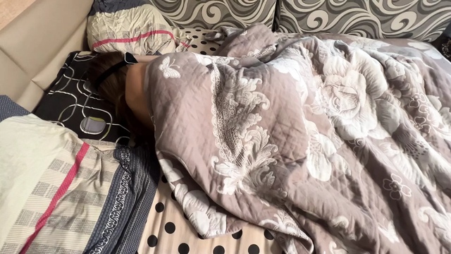 Не снимай маску, хочу чтобы ты в ней отсосала мне и дала в киску