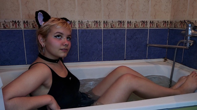 Пришел в ванную к сестре своего друга и она мне отсосала