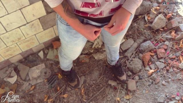 Телочка в джинсах отправилась с другом на заброшенную территорию и потерлась киской об его член