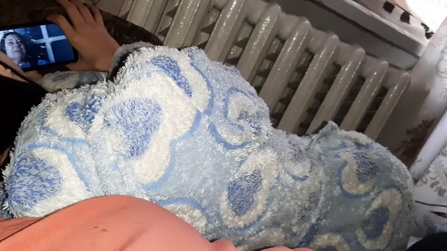 Озабоченная россиянка ласкает руками киску коренастой подруги рядом с дремлющей сожительницей