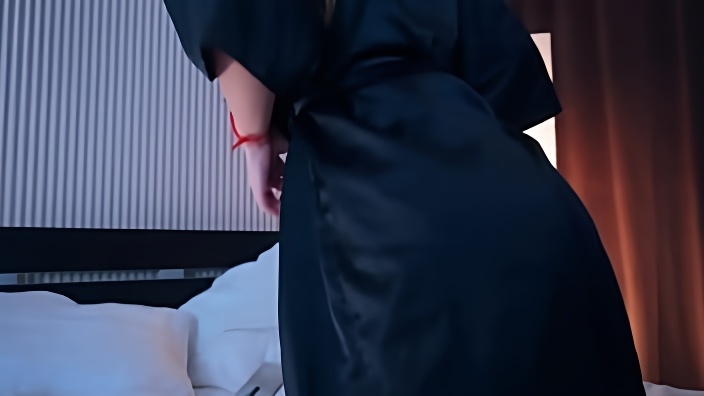 Сосед предложил замужней маме сделать массаж и заодно потрахал её сочные дырочки