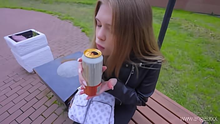 Парень купил пива незнакомке и развел ее на одноразовый секс