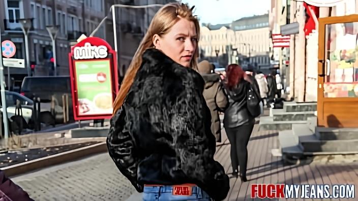 Парень знакомится на улице с русской красоткой худощавого телосложения и трахает ее на съемной квартире