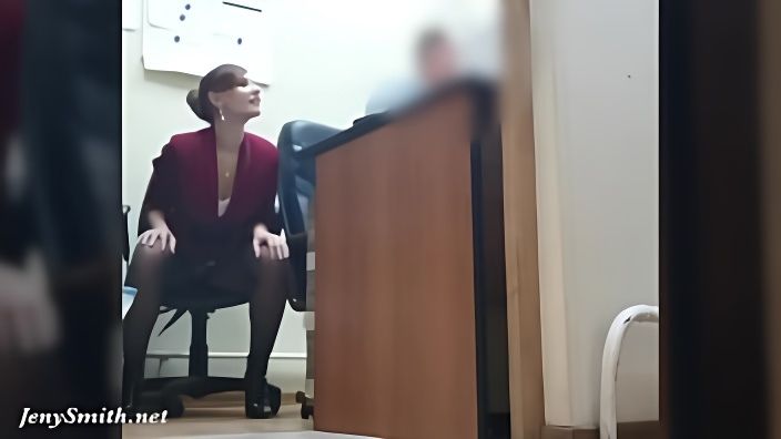 Зрелая секретарша Jeny Smith переодевается в офисном туалете