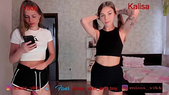 Худощавая девица в шортах предложила подружке попозировать перед камерой