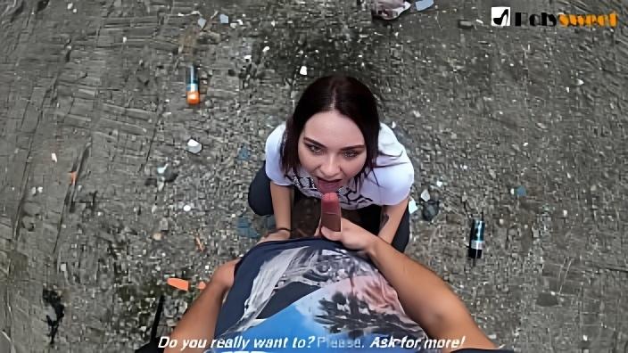 Мужик снимает от первого лица, как русская стерва отсасывает ему в подворотне