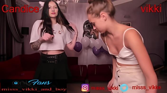 Студентка с маленькими сиськами предложила подружке поучаствовать в ее стриме