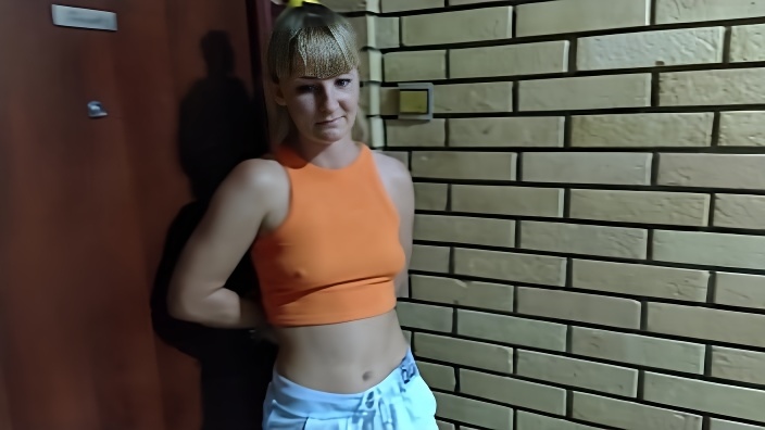 Девка в майке на голые сиськи вышла на площадку и отсосала соседу