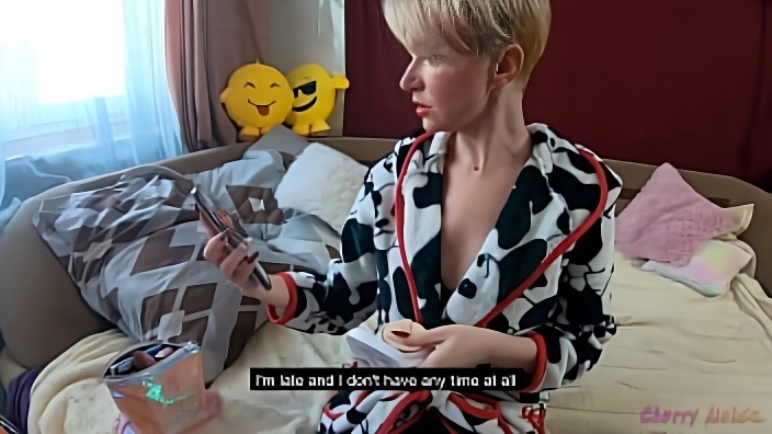 Снимаю крупным планом как мамка дрочит киску резиновым членом и трахаю ее в очко