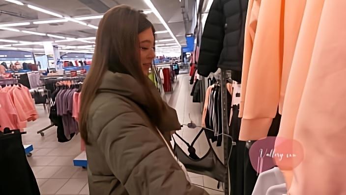 Девица пришла в супермаркет за покупками и сделала минет бойфренду в гардеробе