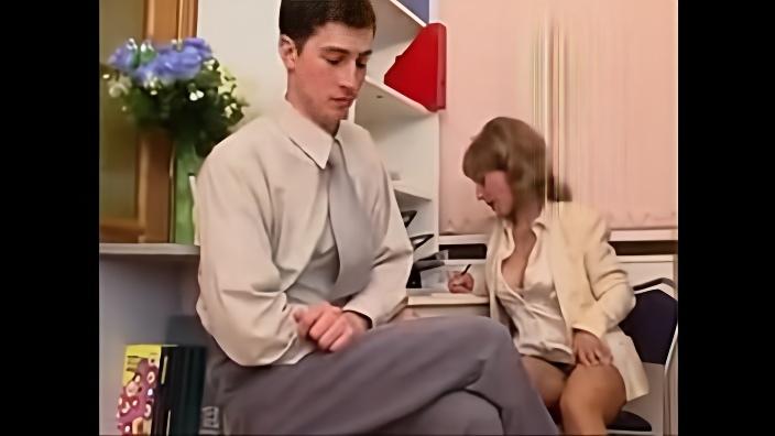 Мамочка в пиджаке и со светлыми волосами ласкается с бойфрендом и дает ему в пилотку