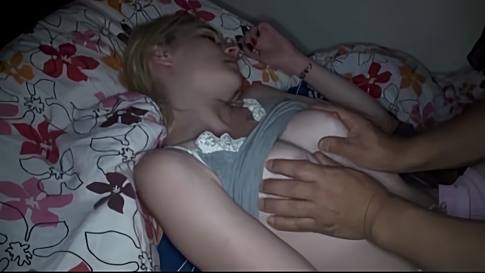 Разбудил худощавую подружку среди ночи и дал ей за щеку