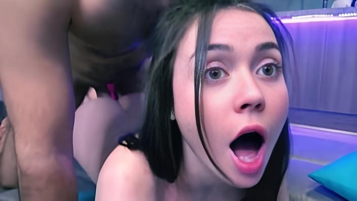 Горячая девка с темными волосами лежит на животе с игрушкой в анусе и трахается с приятелем