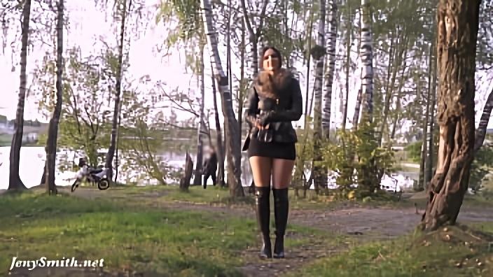 Красотка с длинными ножками и в черной юбке гуляет по лесу и показывает голые сиськи