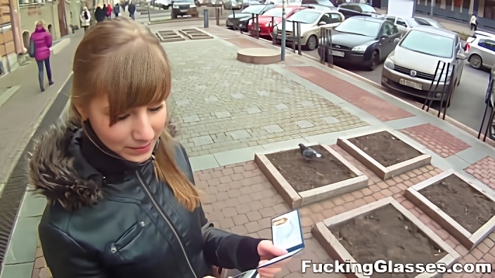 Молодая девка в черной куртке обнажилась перед пикапером и дала ему раком