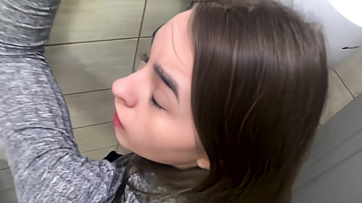 Молодая девка с темными волосами встала в позу перед другом и отдалась ему