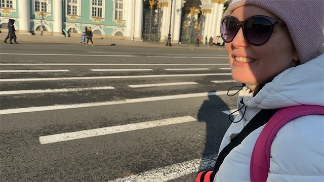 30ти летняя россиянка с цветными татуировками и большой жопой делает минет и дает партнеру в позе догги стайл