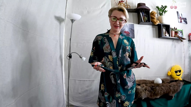 Женщина в очках и в халате делает минет мужику и пытается довести его до оргазма