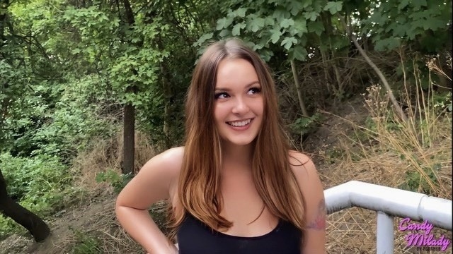 Выгуливаю подружку в городском парке и трахаю ее дома на кровати толстым членом