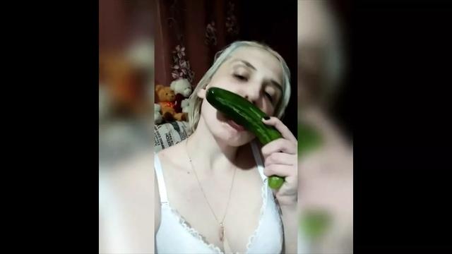 Нимфоманка с бритой щелью показала как ласкает себя огурцом