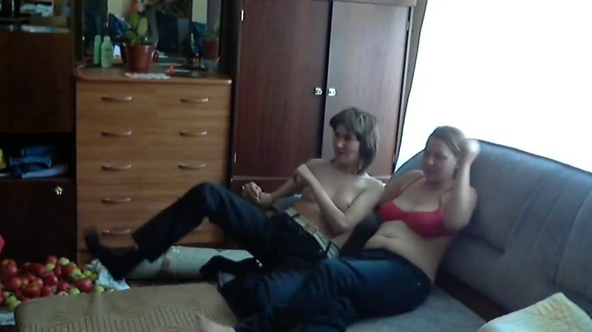 Русские милфы после небольшого застолья неумело сосут член