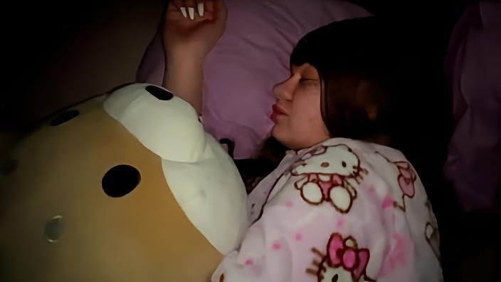 Чувак поимел спящую подругу и пролил семя на ее ягодицы