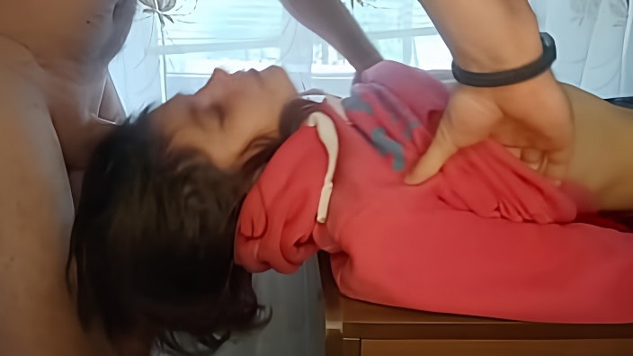 Худышка с темными волосами лежит на спине и принимает в глотку большой член хахаля