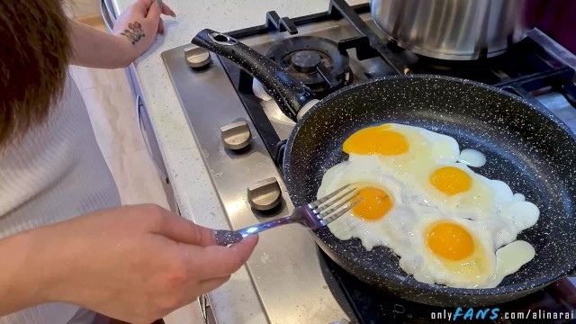 Русская мамка с толстой попкой и с темными волосами страстно сосет пенис поклонника