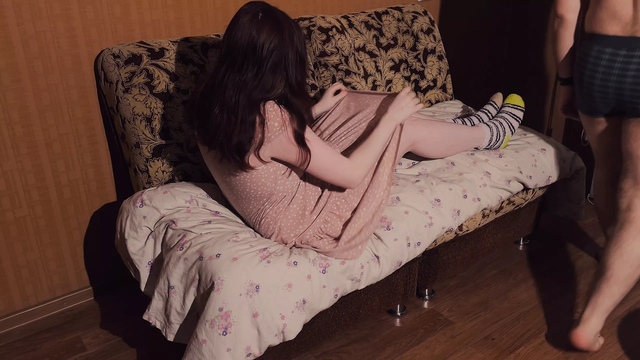 Стеснительная молодуха задрала ночнушку, чтобы небритый бойфренд вылизал ее киску