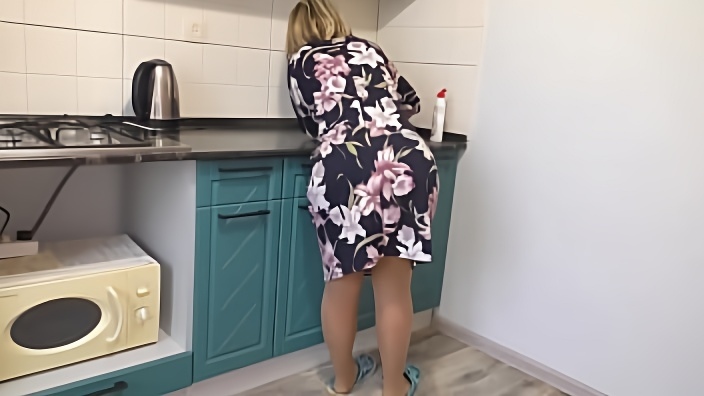 Пышка с большой попой едва успела домыть посуду, как сожитель захотел отыметь её в задницу на полу